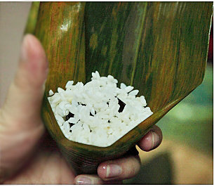 4、甜蜜红枣粽,再放一把糯米覆盖红枣