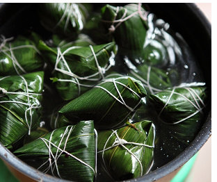 8、甜蜜红枣粽,将粽子放入电压锅中，加水至粽面