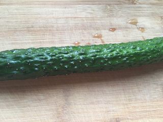 1、简单原味寿司,黄瓜一根