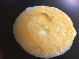 7、简单原味寿司,不粘锅煎一个蛋饼