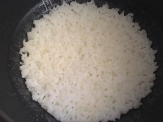 9、简单原味寿司,米饭煮好