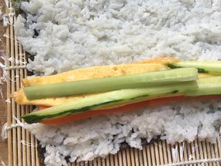 13、简单原味寿司,胡萝卜黄瓜鸡蛋依次码起来