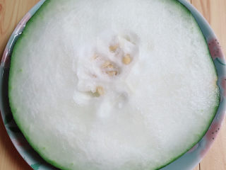 1、清炒冬瓜片,准备好冬瓜。