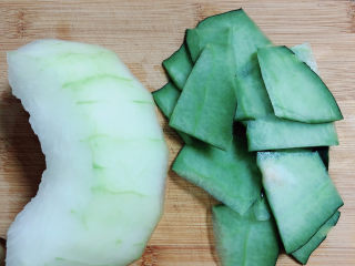 2、清炒冬瓜片,冬瓜祛瓤，削去外皮。