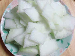 3、清炒冬瓜片,将冬瓜切成片待用。