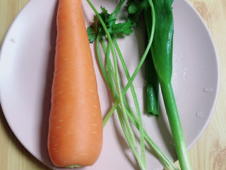 4、清炒冬瓜片,准备胡萝卜、小葱、香菜。