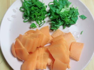 5、清炒冬瓜片,将配菜切好待用。