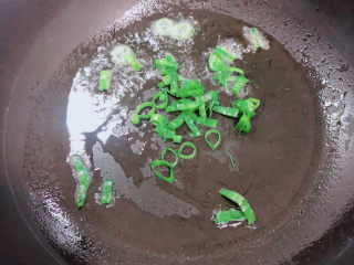 7、清炒冬瓜片,锅中倒入油，加热至五成热，煸香小葱。