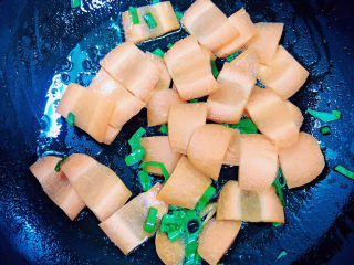 8、清炒冬瓜片,倒入胡萝卜片翻炒均匀。