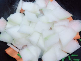 9、清炒冬瓜片,倒入冬瓜片，翻炒均匀。