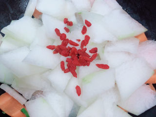 10、清炒冬瓜片,加入枸杞子。