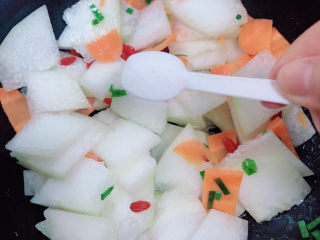 11、清炒冬瓜片,加一勺盐翻炒均匀。