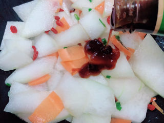 12、清炒冬瓜片,加入5ml耗油。