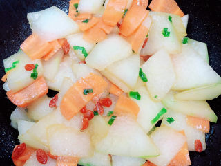 13、清炒冬瓜片,翻炒均匀，炒2分钟左右，基本都熟了。