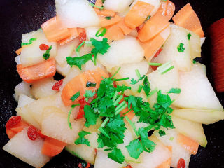 14、清炒冬瓜片,撒上香菜末。