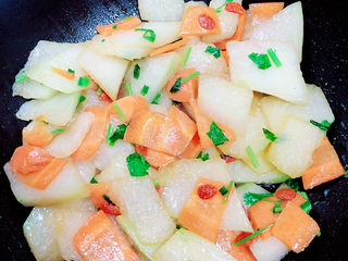 15、清炒冬瓜片,翻炒均匀，即可出锅了！