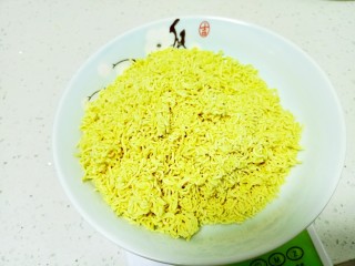 4、芝麻花生糖,鸡汤面用擀面杖捣碎