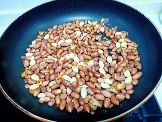 6、芝麻花生糖,花生放入锅中，小火炒熟