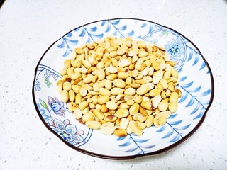 8、芝麻花生糖,去皮