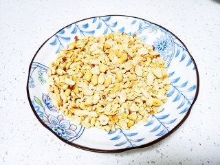 9、芝麻花生糖,用擀面杖捣碎