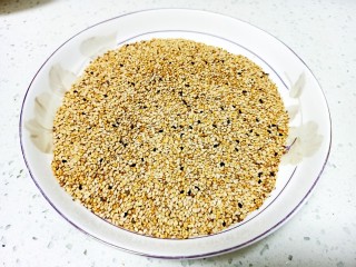 11、芝麻花生糖,小火炒熟盛出