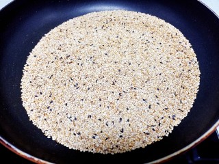 10、芝麻花生糖,芝麻放入锅中