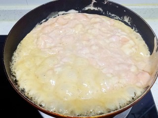 12、芝麻花生糖,锅中放入棉花糖、麦芽糖小火炒至棉花糖融化