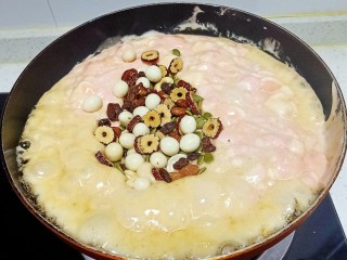 13、芝麻花生糖,倒入每日坚果