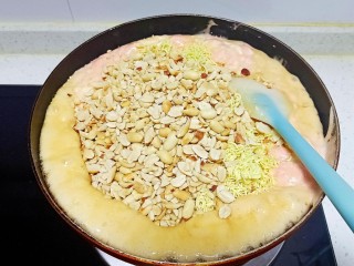 15、芝麻花生糖,倒入花生