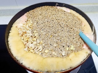 16、芝麻花生糖,倒入芝麻