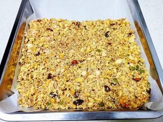 18、芝麻花生糖,倒入模具整形