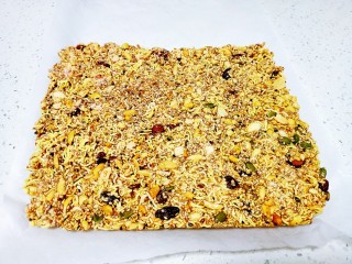 19、芝麻花生糖,晾凉脱模