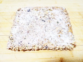 20、芝麻花生糖,均匀撒上椰蓉