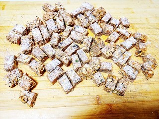 21、芝麻花生糖,切成自己喜欢的大小