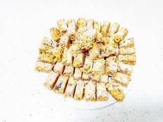 22、芝麻花生糖,盛入盘中