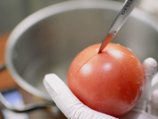 1、法式龙虾浓汤,番茄划十字，入沸水汆烫去皮