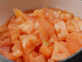 2、法式龙虾浓汤,切成小块，小火炖到收汁