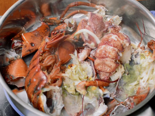 8、法式龙虾浓汤,锅中倒入橄榄油，将龙虾壳和肉都炒一炒