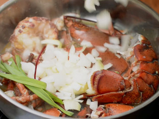 9、法式龙虾浓汤,加入切好的洋葱、蒜粒、蒜叶