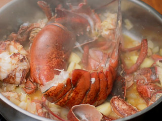 10、法式龙虾浓汤,等洋葱变色后，倒入干邑或白兰地，点火，龙虾的香味就出来了。