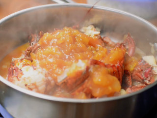 11、法式龙虾浓汤,火灭了以后，倒入做好的番茄浓酱。