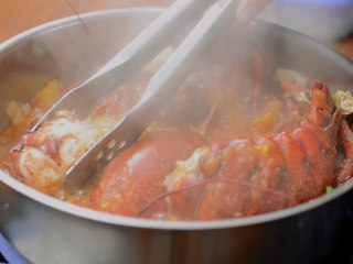 12、法式龙虾浓汤,取出大块的龙虾肉和虾尾的壳，稍后待用。