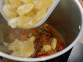 13、法式龙虾浓汤,将锅里的壳和碎肉放入汤锅，加入高汤、水，淹没龙虾即可。