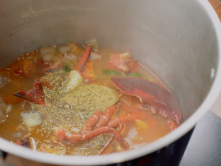 14、法式龙虾浓汤,加入香叶、干罗勒，小火炖40分钟。