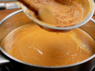 15、法式龙虾浓汤,放入料理机打碎过筛，或直接过筛。