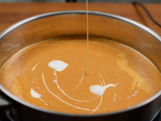 16、法式龙虾浓汤,加入淡奶油，煮到汤变得浓稠。