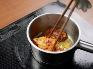 17、法式龙虾浓汤,锅里放黄油，煎龙虾肉。龙虾肉会变成鲜艳的红色。