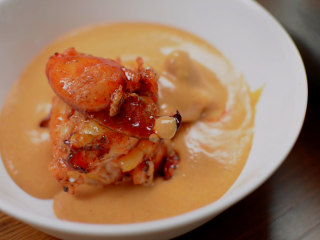 18、法式龙虾浓汤,摆上肉，倒入汤，完成～