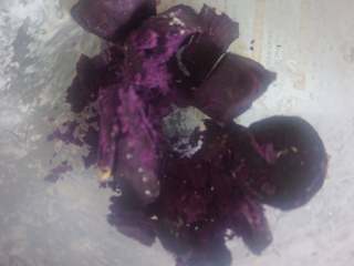 4、#中式点心#酒酿薯圆,取100g紫薯黏成泥