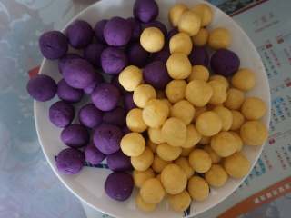 6、#中式点心#酒酿薯圆,然后将红薯条和紫薯条揉搓成小圆子备用